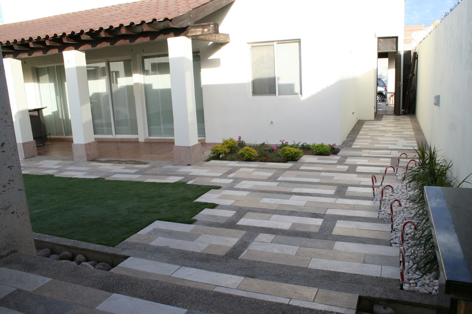 diseño de pisos Daniel Teyechea, Arquitectura & Construccion Jardines modernos patio,pisos