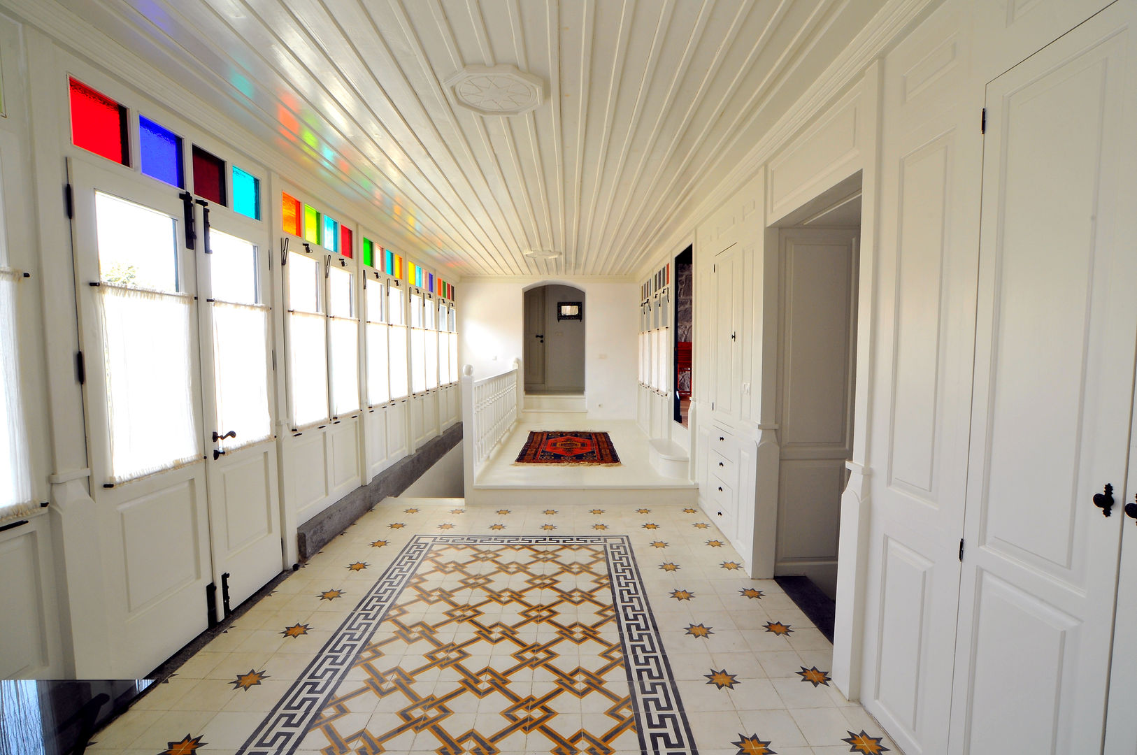 homify Mediterranean corridor, hallway & stairs