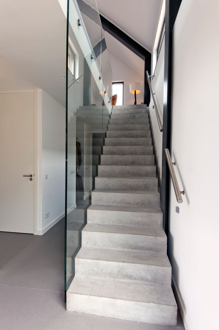 Gele Lis, Architect2GO Architect2GO Modern Corridor, Hallway and Staircase