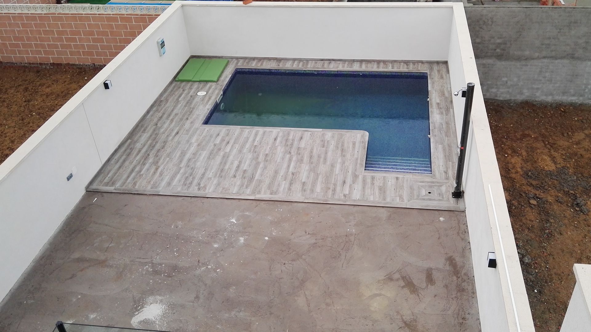 Vivienda unifamiliar adosada, RENHOGAR RENHOGAR Piscinas de estilo moderno