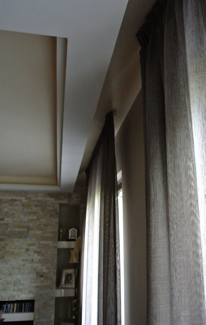 Particolare del punto di a ggancio delle tende al soffitto GIOIA Biagio ARCHITETTO Soggiorno moderno soggiorno,salotto,cartongesso,tende,parete attrezzata