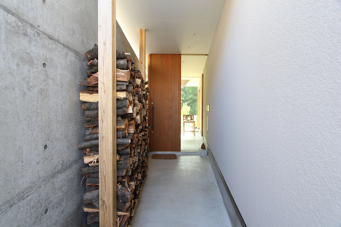 田上の家, 宮徹也建築計画 宮徹也建築計画 Modern corridor, hallway & stairs Wood Wood effect