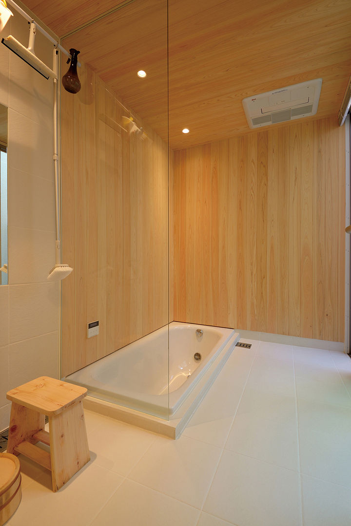 田上の家, 宮徹也建築計画 宮徹也建築計画 Modern bathroom Wood Wood effect