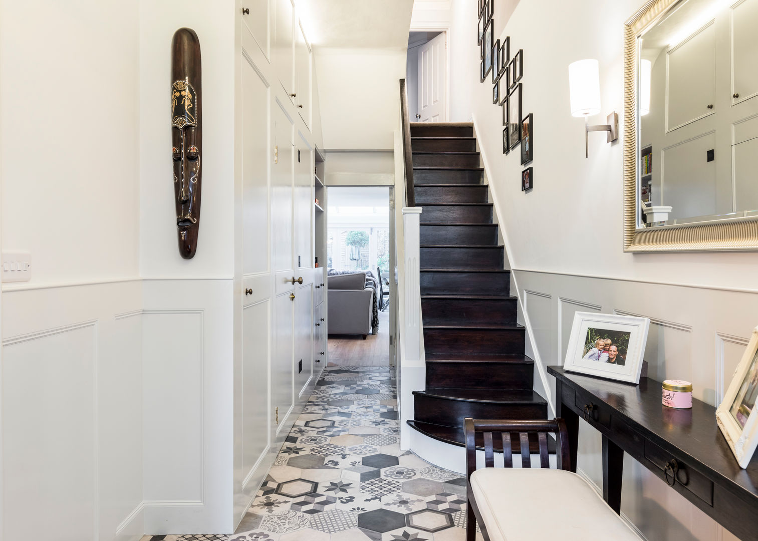 homify Modern Corridor, Hallway and Staircase