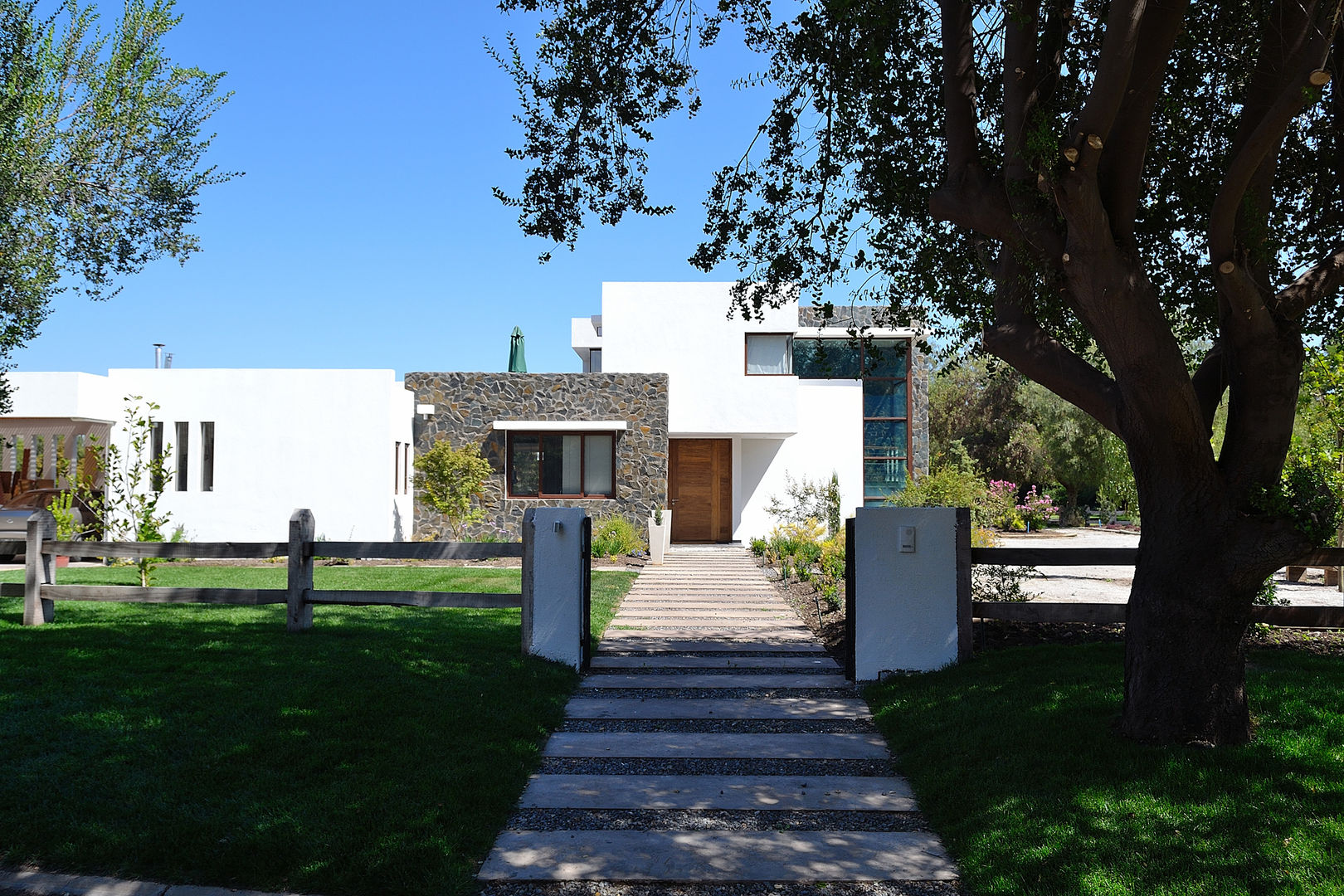 Casa Esquina 1, Marcelo Roura Arquitectos Marcelo Roura Arquitectos Nhà Bê tông