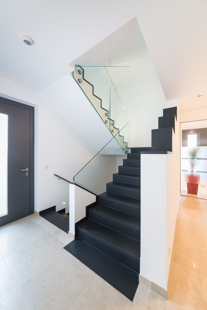 Treppe mit LED-Spots casaio | smart buildings Moderner Flur, Diele & Treppenhaus