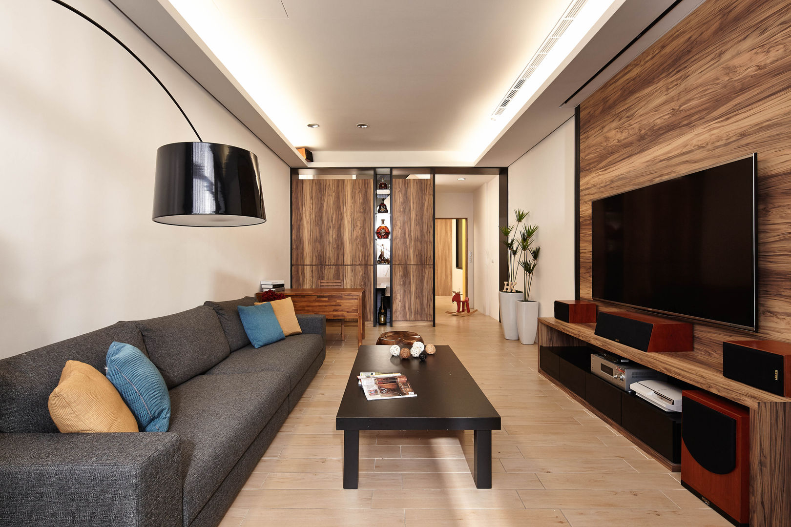 光影交錯的穿透樓梯，屬於都會的樂活休閒宅, 合觀設計 合觀設計 Salon moderne