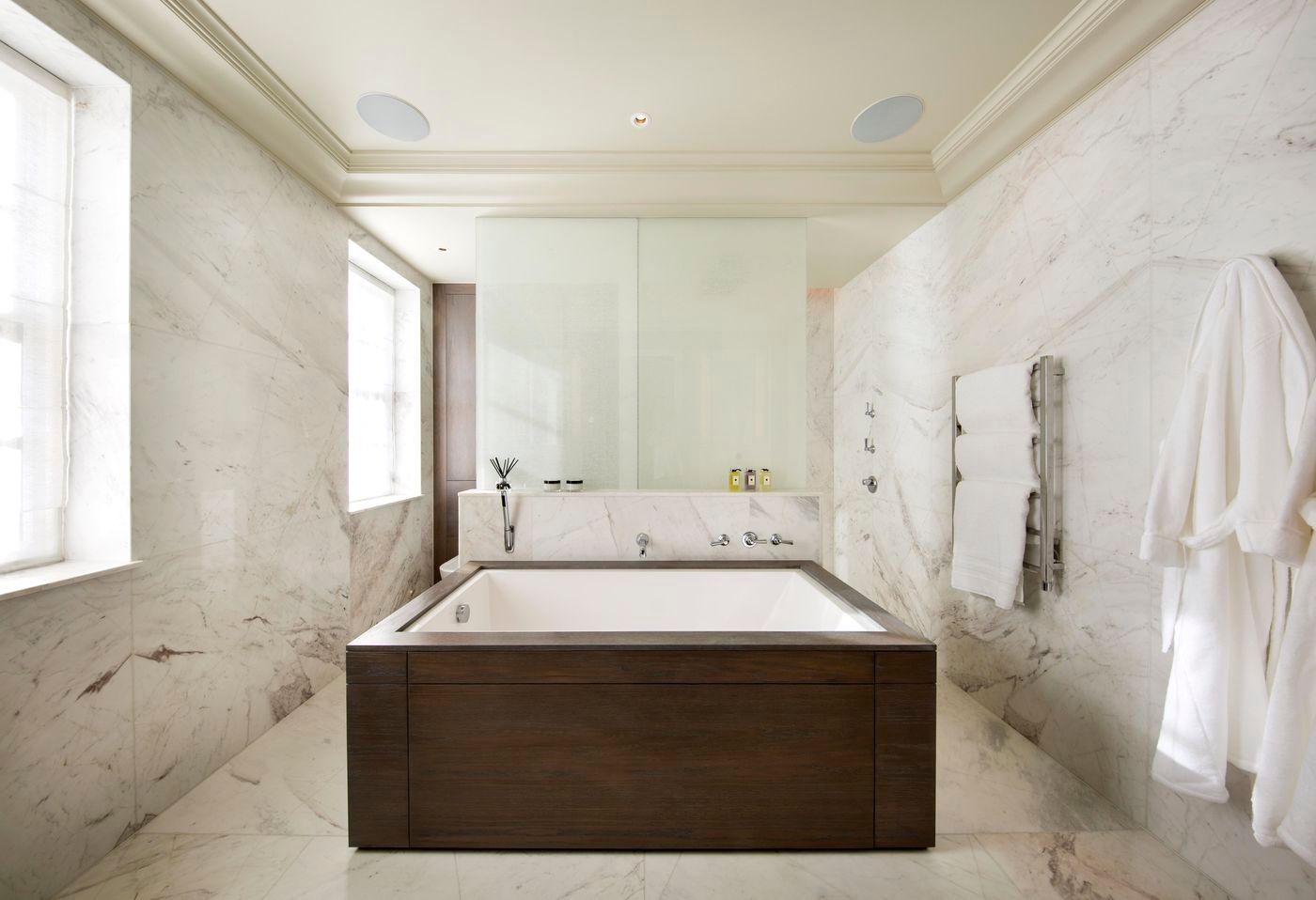 Bathroom KSR Architects Modern bathroom Marble freestanding bathtub,bathroom floor