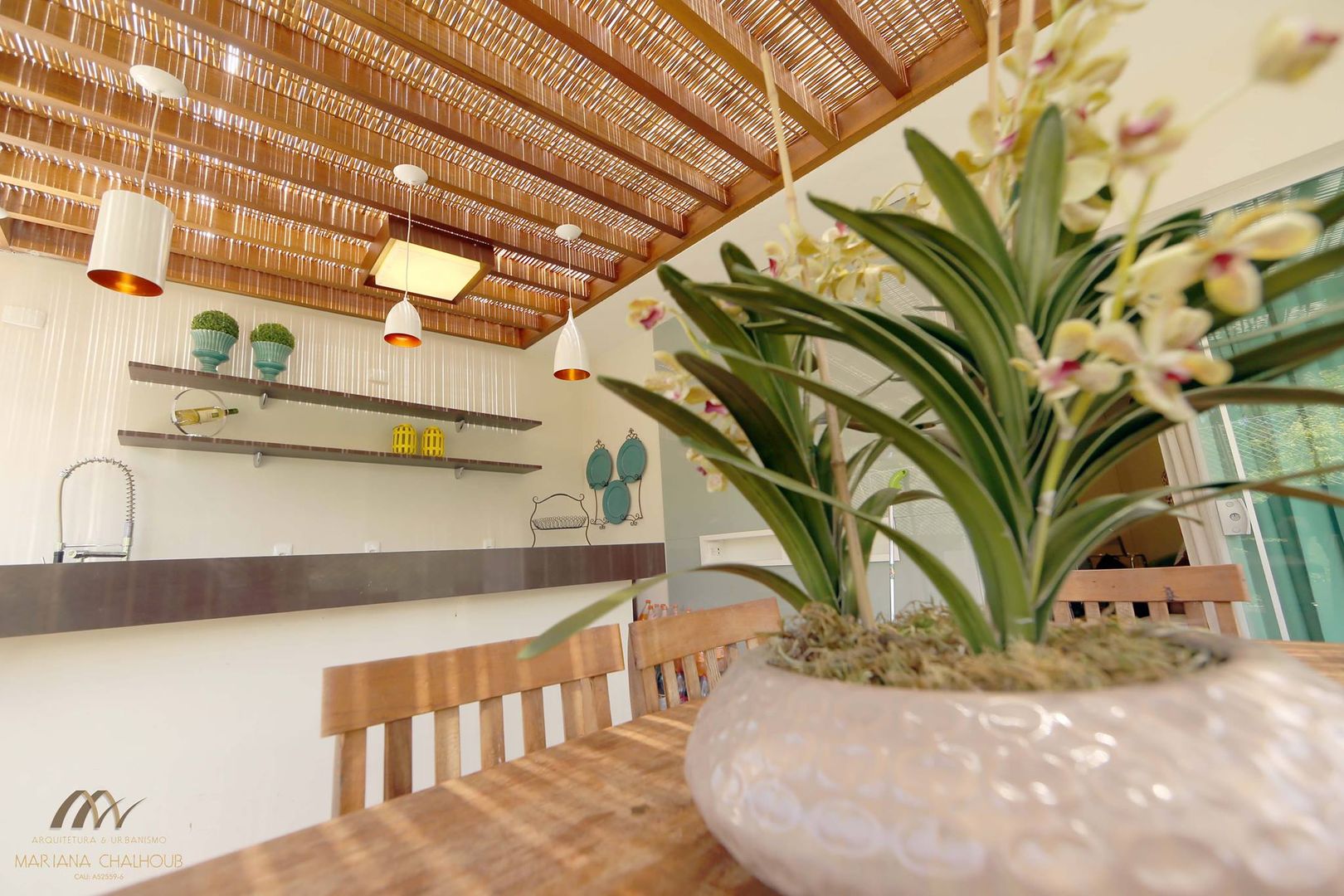 APT DE COBERTURA NA PRAIA DO SUL, Mariana Chalhoub Mariana Chalhoub Patios & Decks Plants & flowers