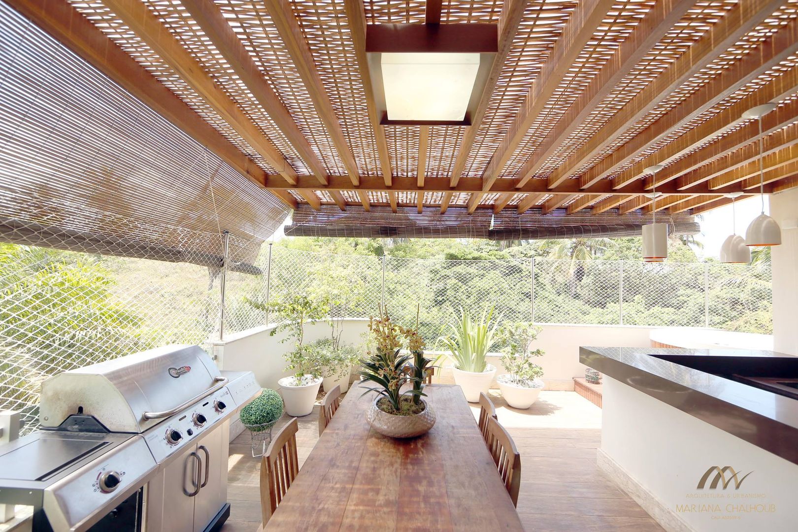 APT DE COBERTURA NA PRAIA DO SUL, Mariana Chalhoub Mariana Chalhoub Rustic style balcony, veranda & terrace Furniture