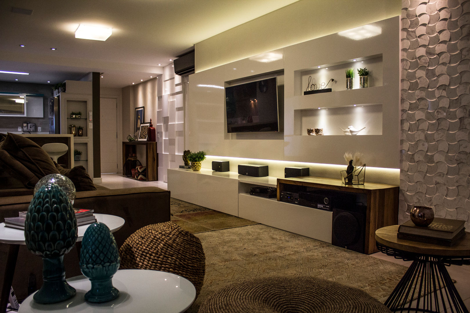 homify Salas de estar modernas Madeira Acabamento em madeira