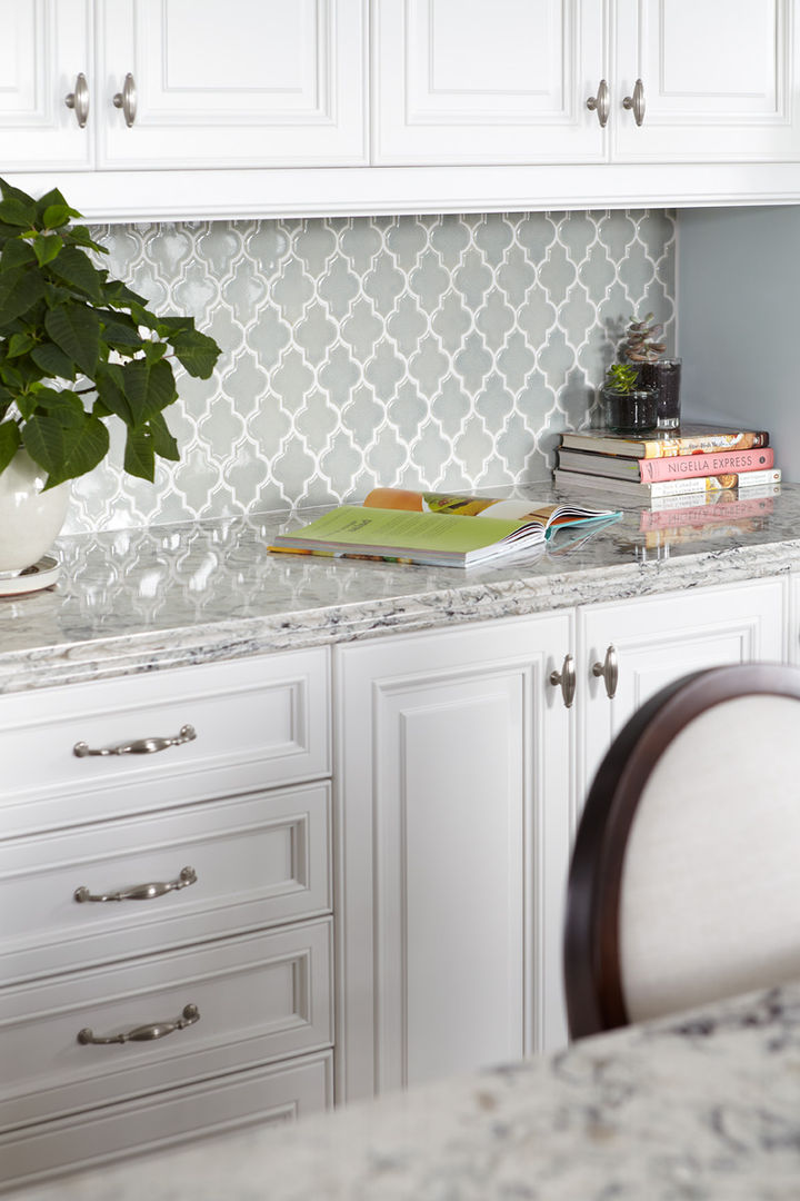 homify Cucina in stile classico Cambria Quartz,White cabinets,White kitchen,blue walls,blue backsplash,quartz,dark island