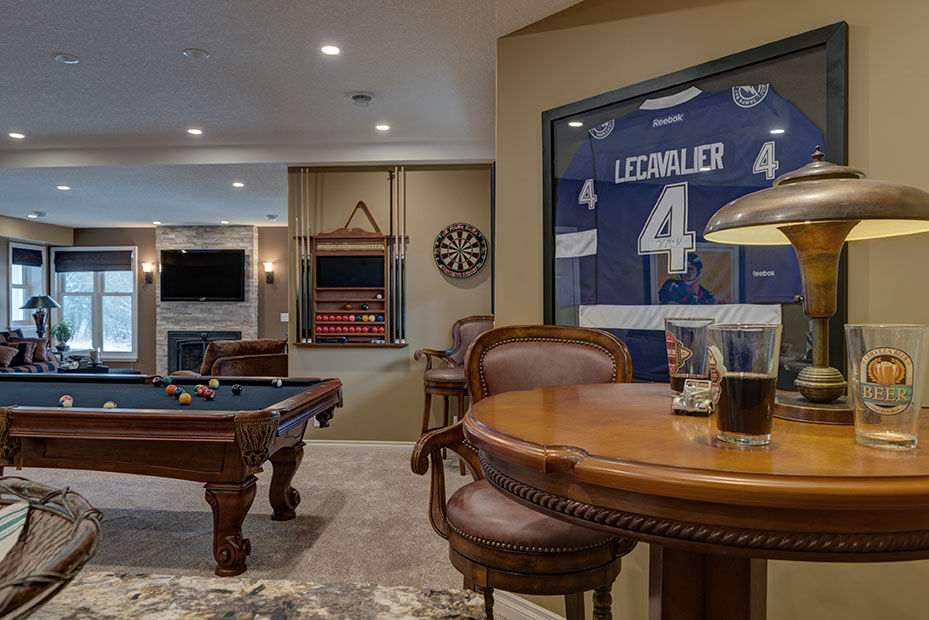 homify Classic style living room bar,basement,billiards,pool table,games room,sports,sports memorabilia,family room