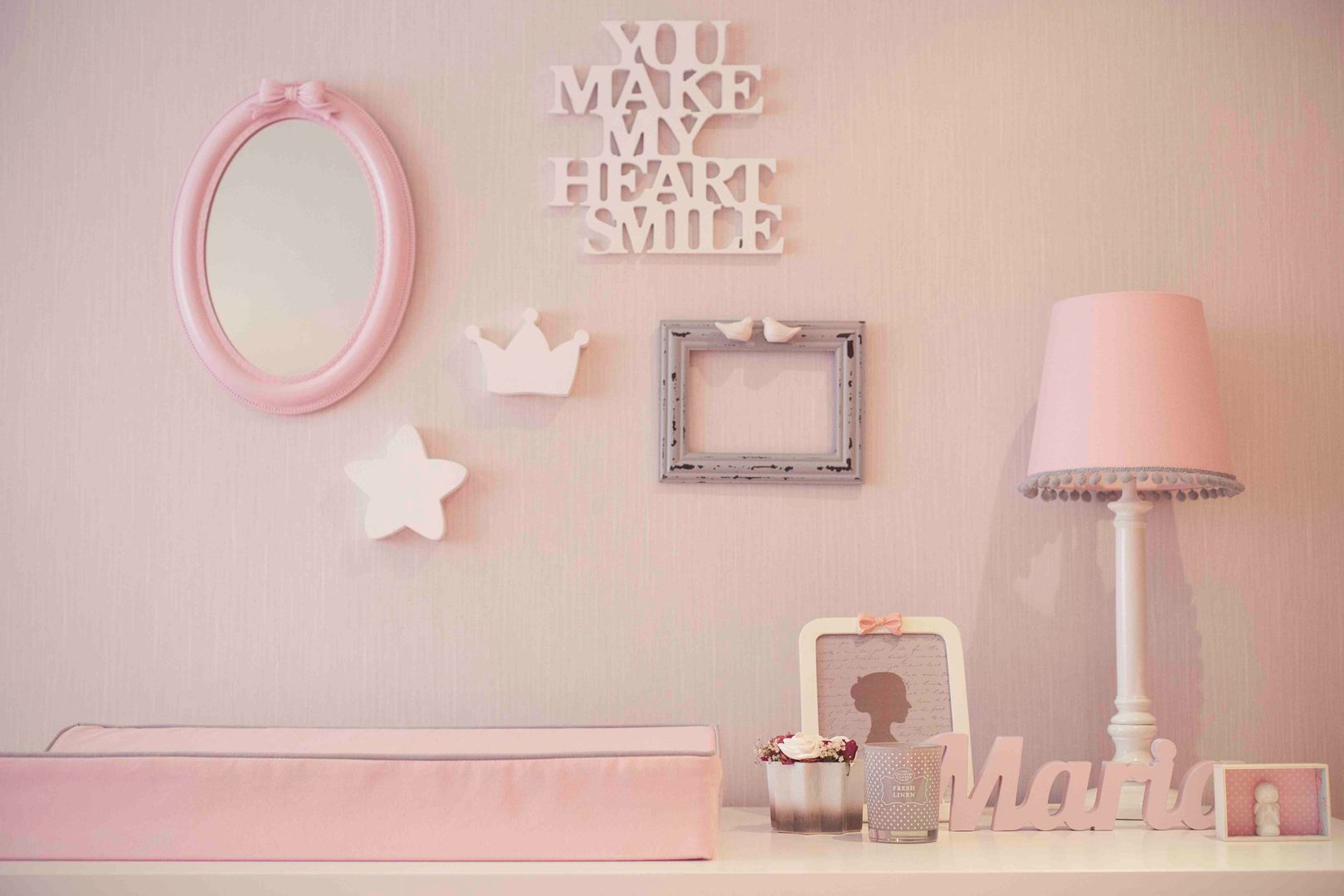 Quarto de bebé Rosa e Cinza , Perfect Home Interiors Perfect Home Interiors Habitaciones para niños de estilo moderno