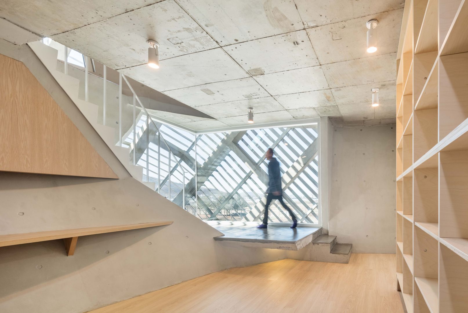 Louverwall, AND(에이엔디) 건축사사무소 AND(에이엔디) 건축사사무소 Modern Corridor, Hallway and Staircase