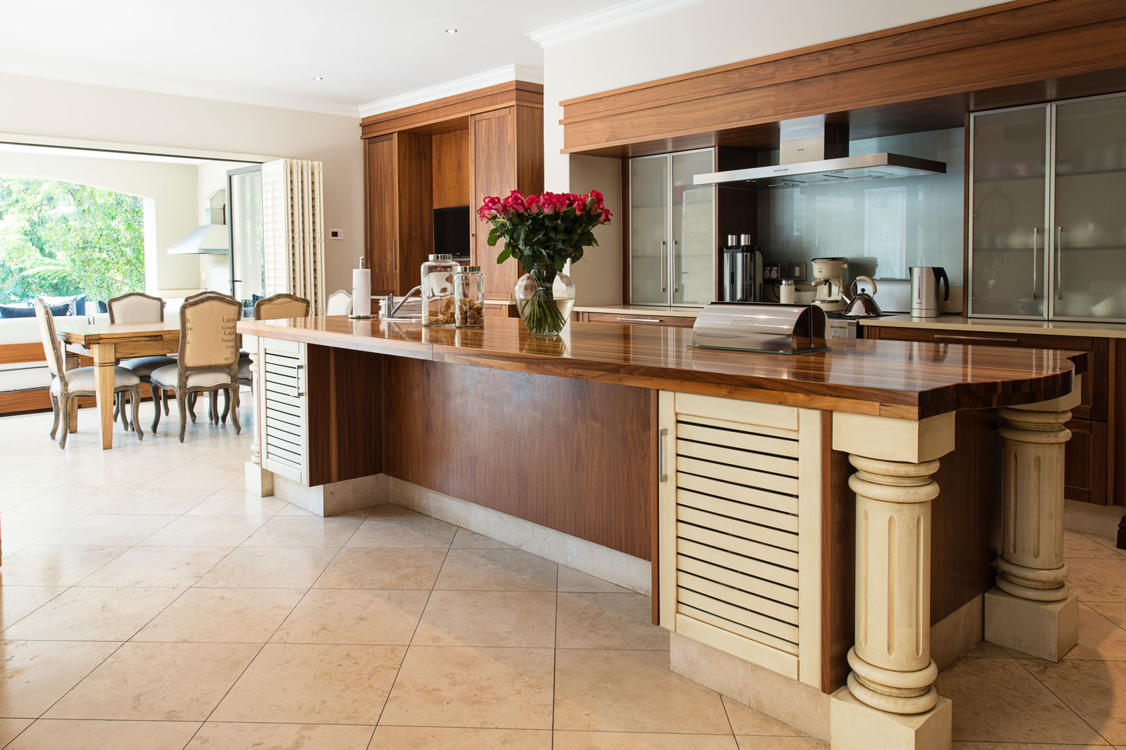 Kitchen island Tru Interiors Country style kitchen