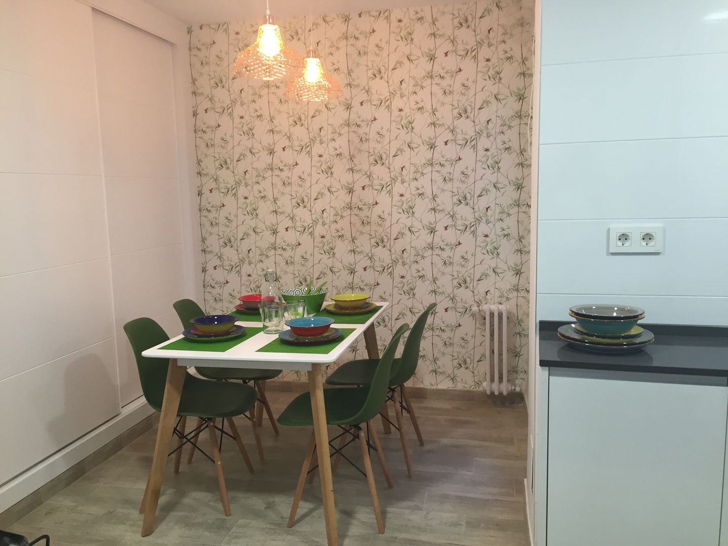 Reforma de Cocina en Granada con Cristalera, Kansei Diseño y Decoración en la Cocina Kansei Diseño y Decoración en la Cocina ห้องครัว