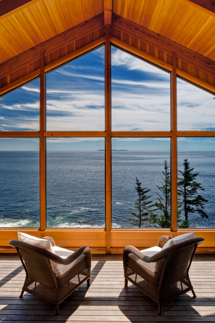 Bold Ocean Cottage - Screened Porch John Morris Architects Classic style balcony, veranda & terrace Wood Wood effect