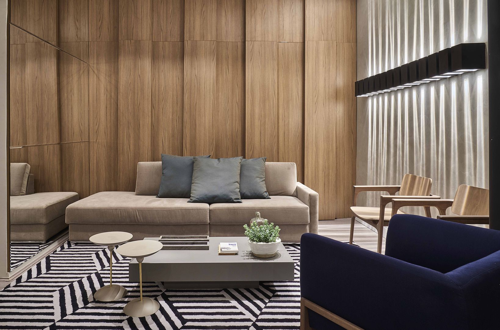 Sala de apartamento compacto Carmen Calixto Arquitetura Salas de estar modernas Madeira Acabamento em madeira