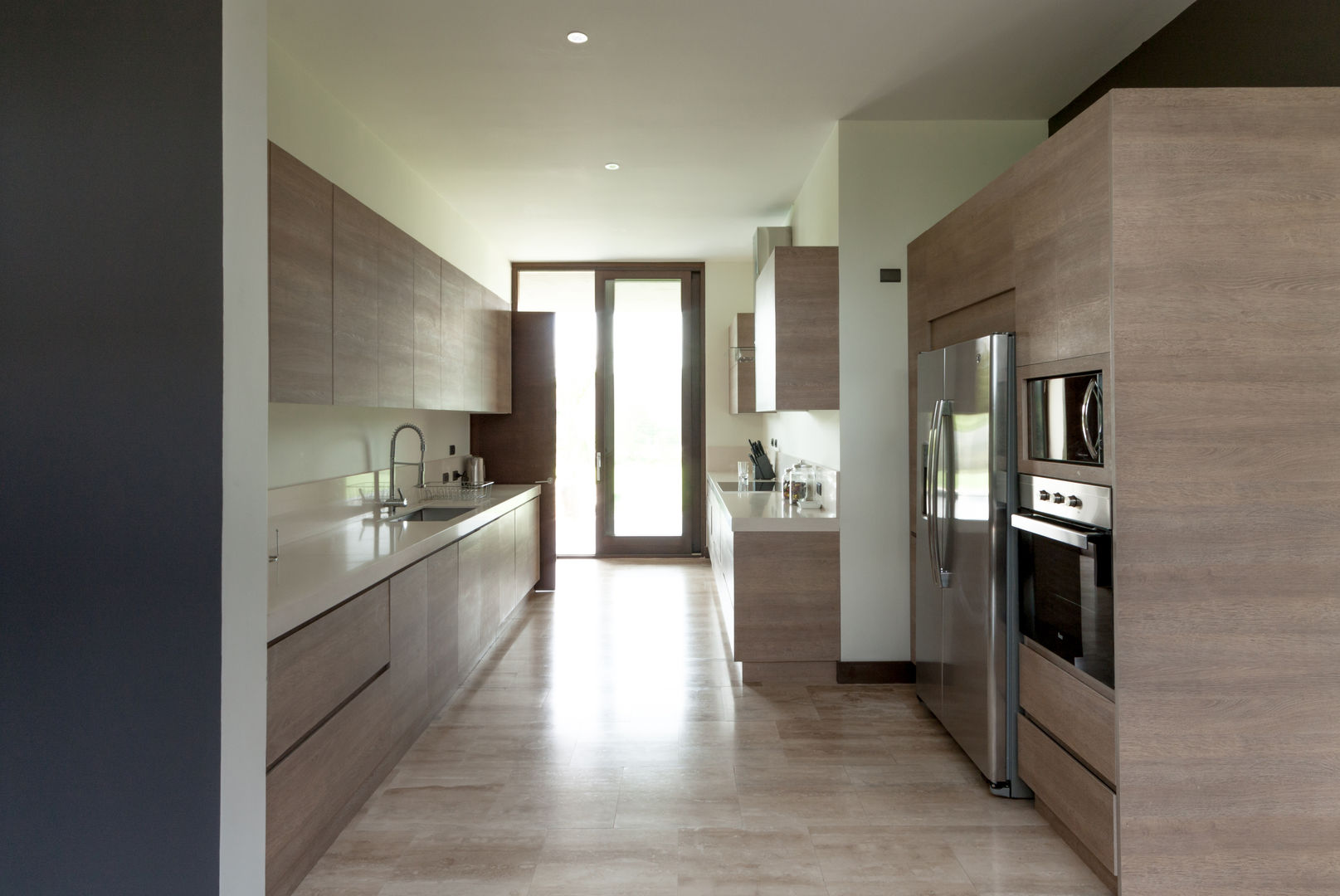 homify Cocinas modernas Mesas, sillas y bancos