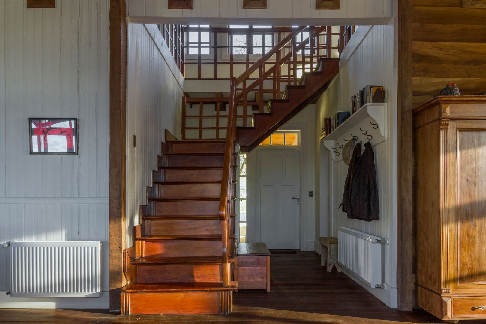 CASONA LOS BAJOS, Moraga Höpfner Arquitectos Moraga Höpfner Arquitectos Scandinavian style corridor, hallway& stairs