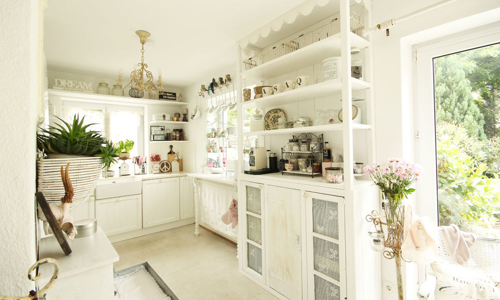 Shabby Chic Küche, Beer GmbH Beer GmbH Country style kitchen Wood Wood effect Cabinets & shelves