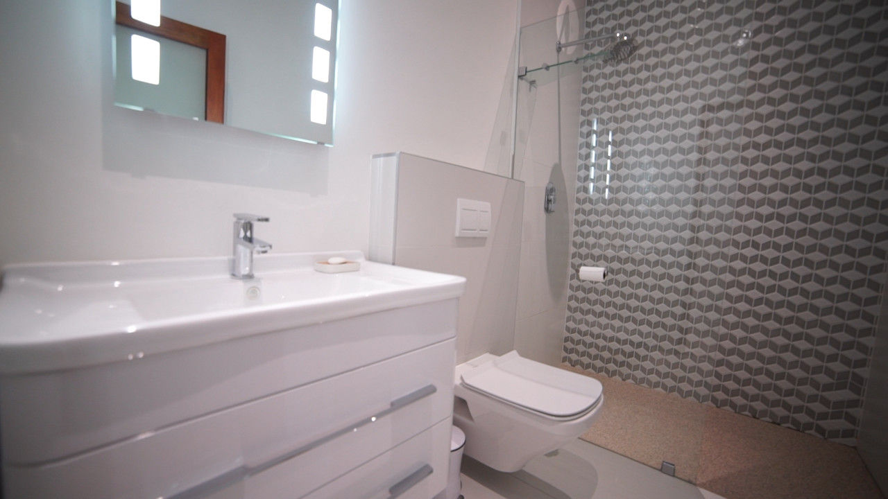 House Stuttaford - Baronetcy Estate, Covet Design Covet Design Modern bathroom