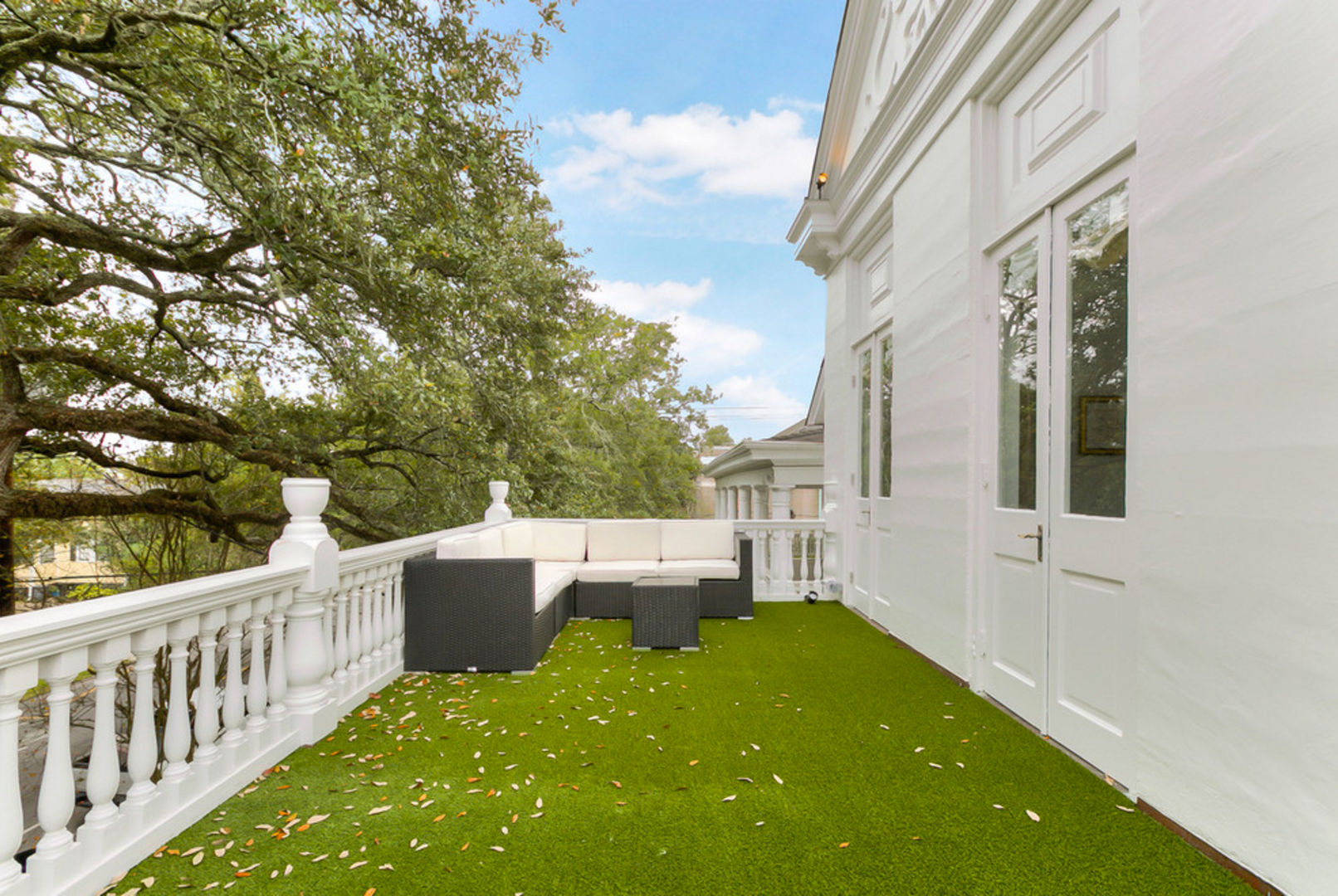 Nashville Avenue Residence, New Orleans studioWTA Eclectic style houses artificial turf,elevated porch,family space,studioWTA,Tracie Ashe,Natan Diacon-Furtado