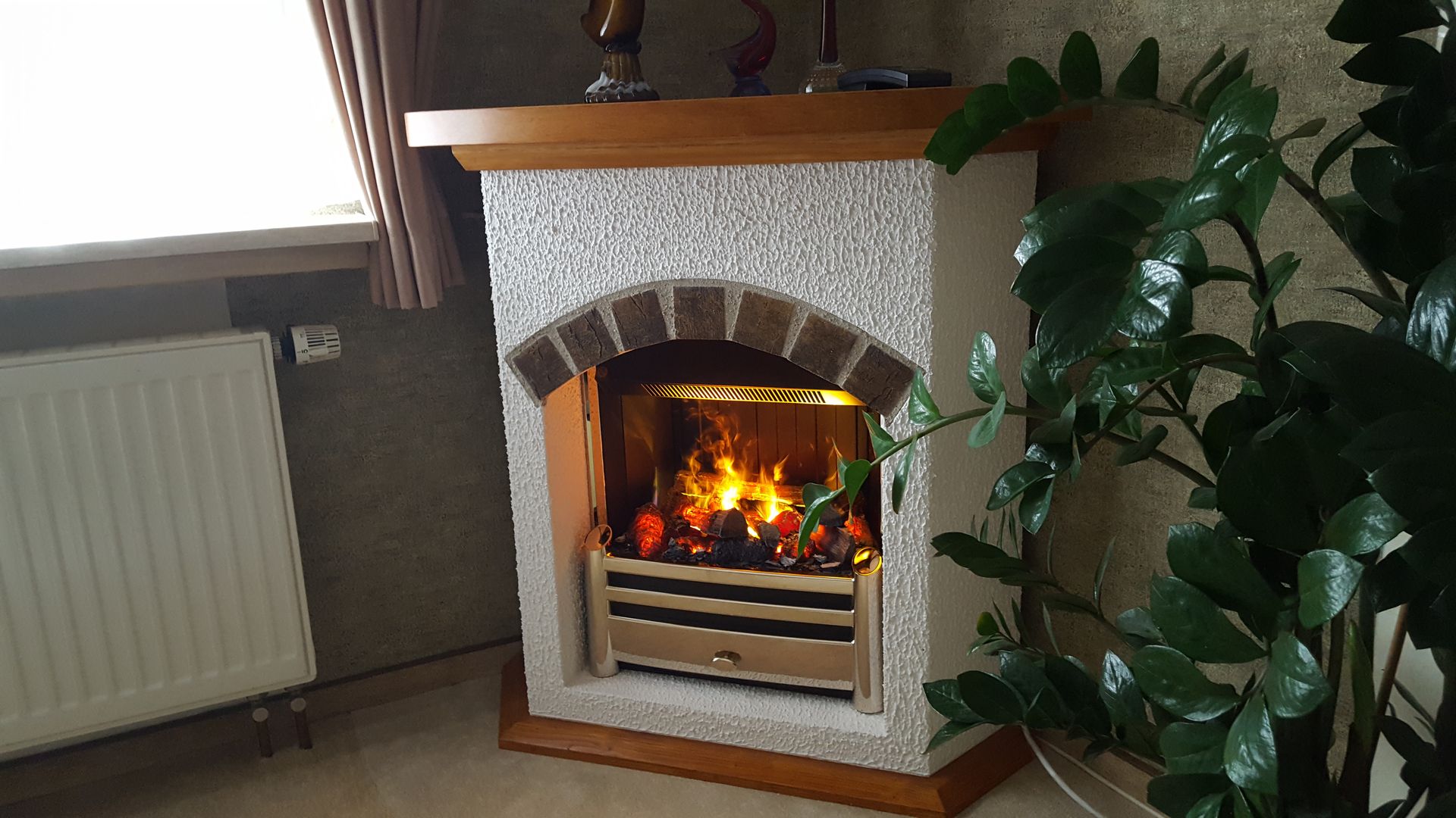 MANUFAKTUR ELEKTROKAMIN LISSABON DE LUXE, RAUHPUTZ MIT HOLZOBERPLATTE, Gebr. Garvens GmbH & Co. KG Gebr. Garvens GmbH & Co. KG Phòng khách phong cách đồng quê Fireplaces & accessories