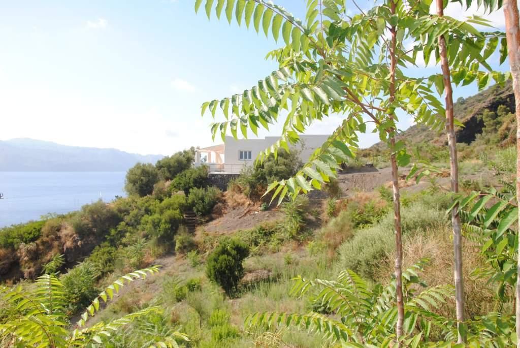 Architettura Eoliana "Recupero edilizio a Salina", Arkinki Arkinki Giardino in stile mediterraneo