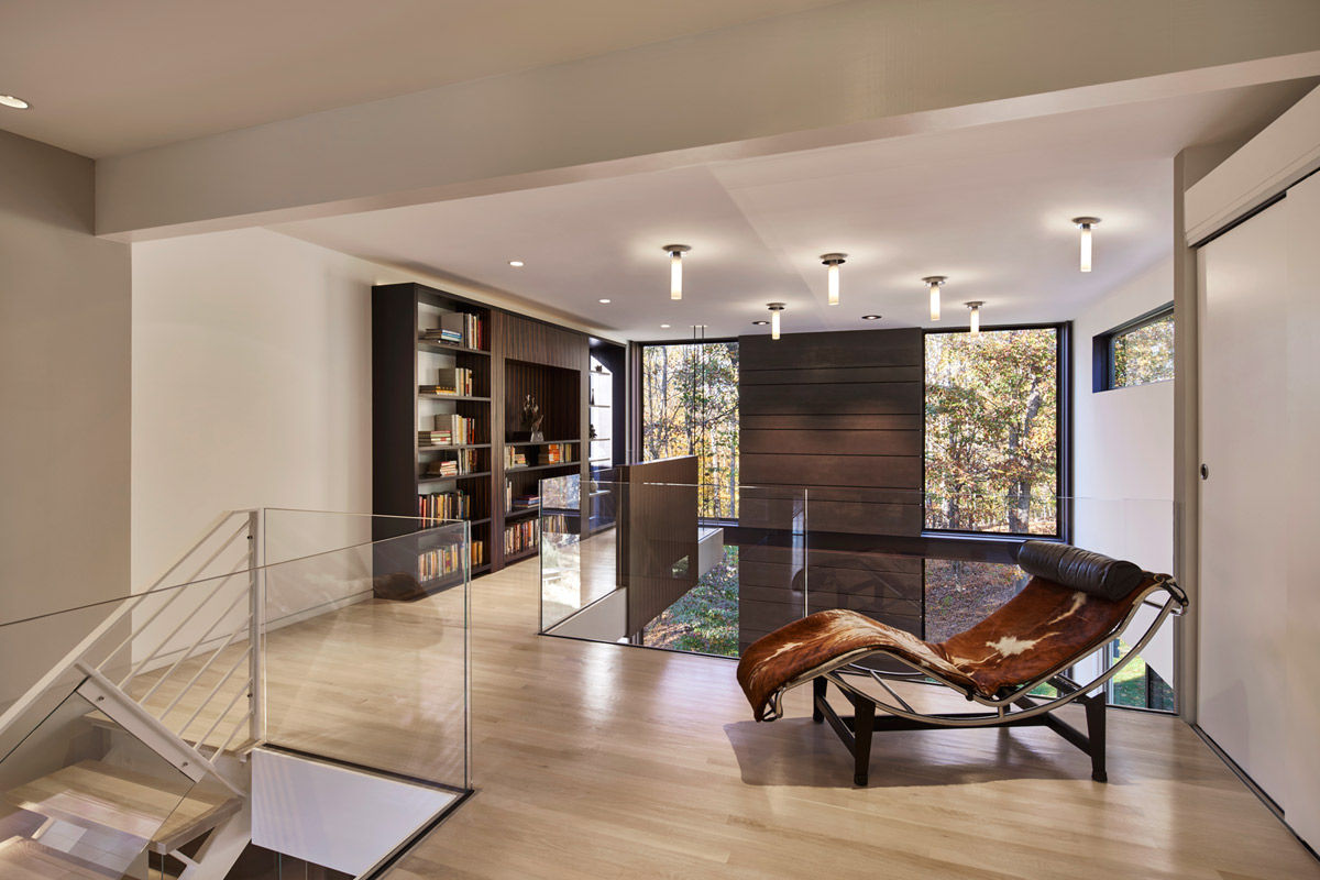 Smoky Quartz, KUBE architecture KUBE architecture Modern corridor, hallway & stairs