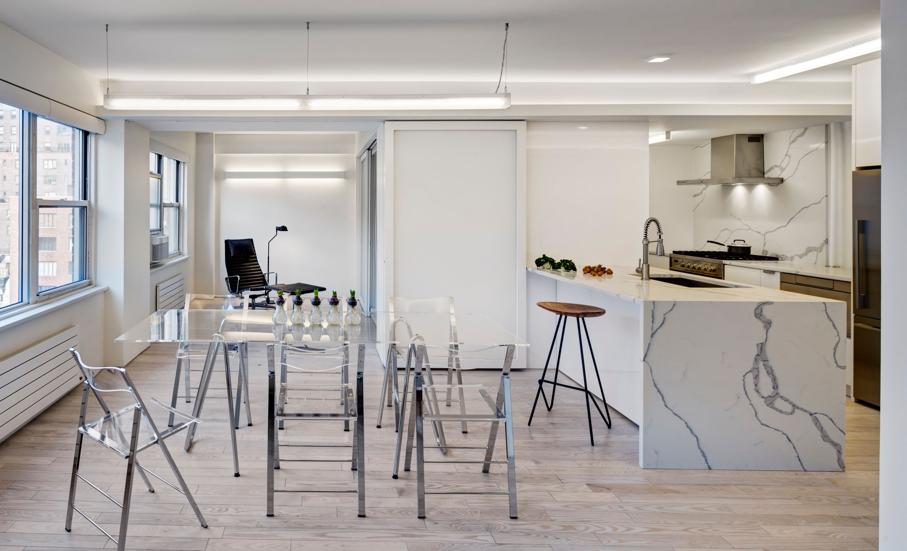 Dining Area Looking into Study Lilian H. Weinreich Architects Modern dining room