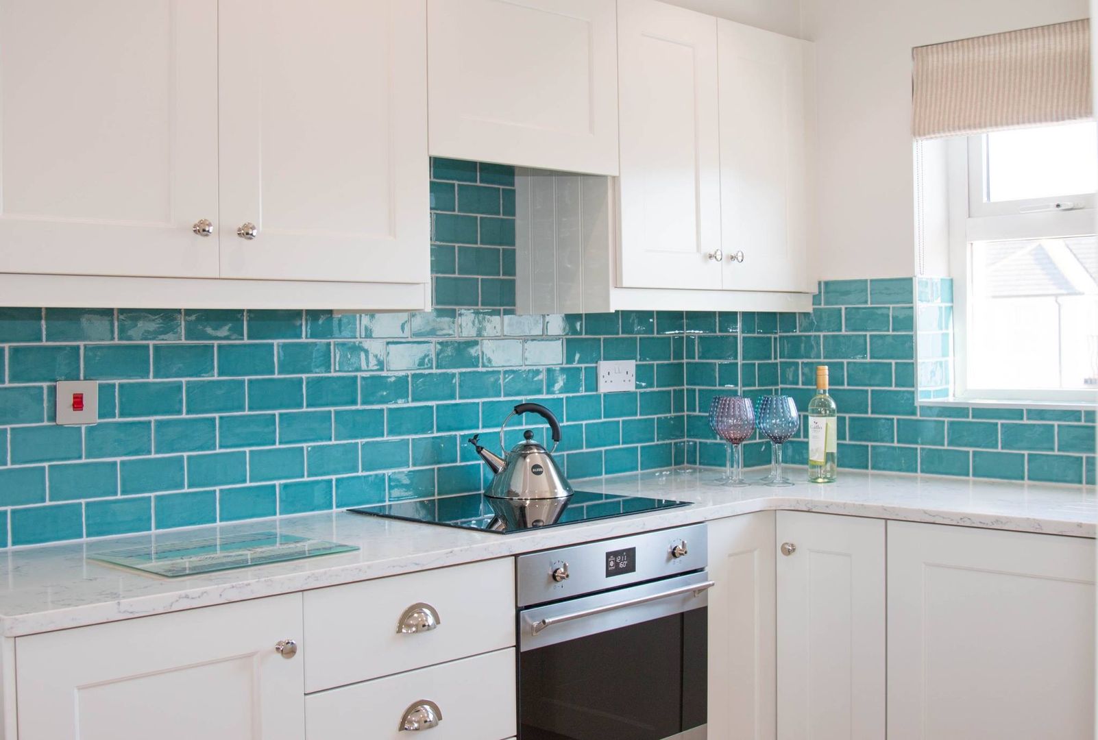 Vibrant Aqua tiles with Porcelain Cabinets homify Kitchen سرامک tiles,classic kitchen,tongue and groove,quartz,smeg,appliances,induction hob,aqua,shaker kitchen,cup handles,stainless steel