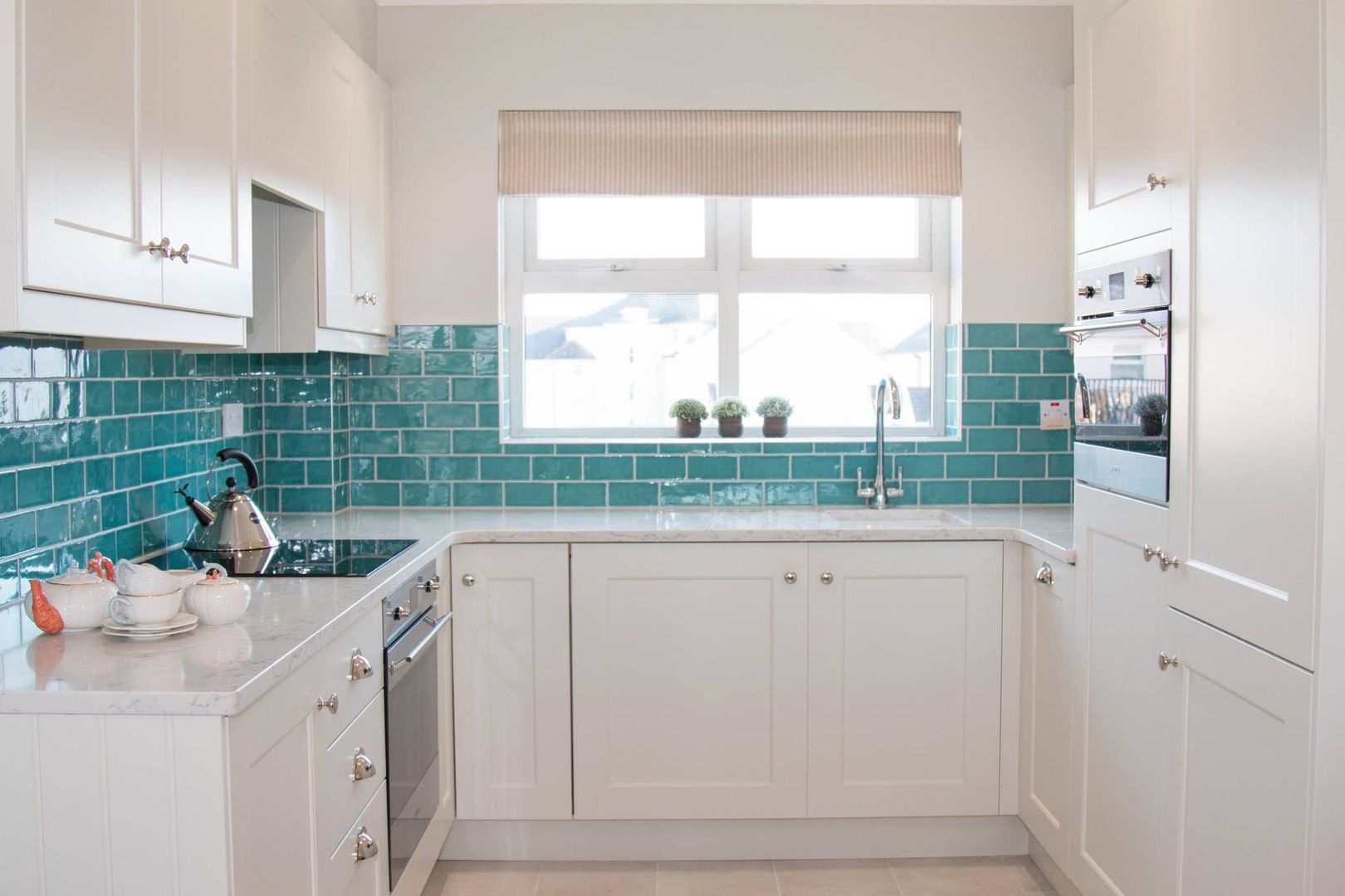 Classic Panelled Cabinets homify Kitchen Wood Wood effect colonial,classic,new england,ceramic tiles,cararra marble,quartz worktops