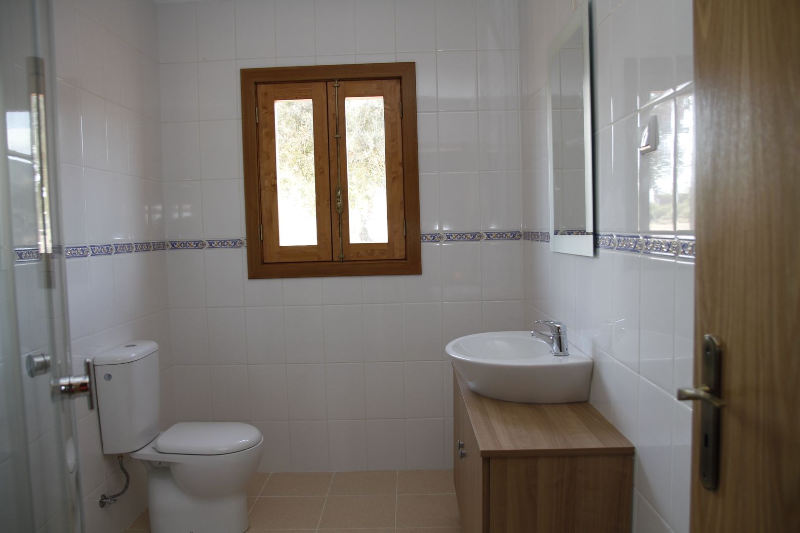 homify Salle de bain rurale Bois Effet bois