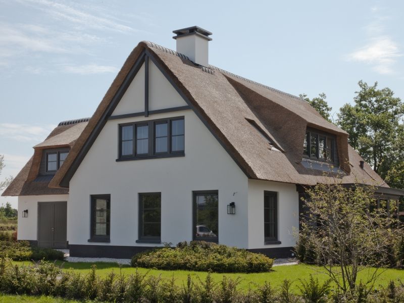 Riet gedekte woning | Leek, Groothuisbouw Emmeloord Groothuisbouw Emmeloord Moderne huizen