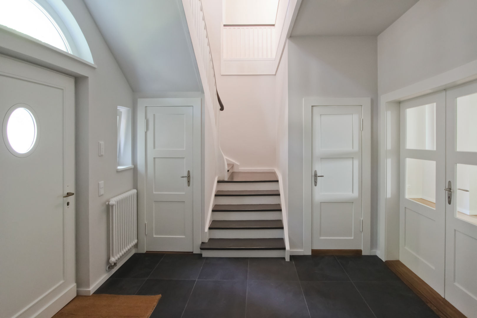 entrance area brandt+simon architekten Ingresso, Corridoio & Scale in stile classico villa,Berlin,entrance area,staircase,restoration,modernization