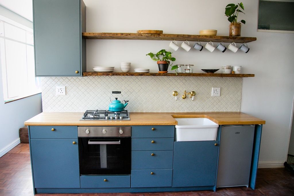 LITTLE MS DYNAMITE AND THE URBAN GEM homify Kitchen reclaimed timber,grey,eclectic,brass,wooden counter,kitchen cabinet,kitchen