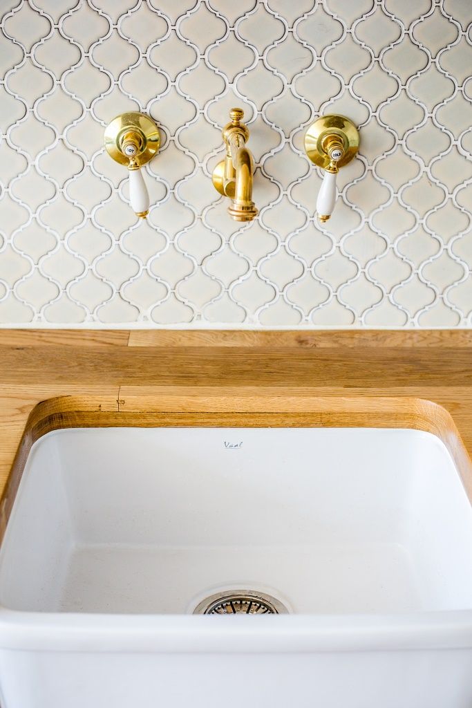 LITTLE MS DYNAMITE AND THE URBAN GEM homify Kitchen brass taps,moroccan tile,kitchen