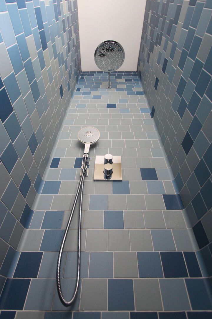 guest bathroom brandt+simon architekten モダンスタイルの お風呂 タイル villa,Berlin,restoration,modernization,colorful tiles,blue tiles