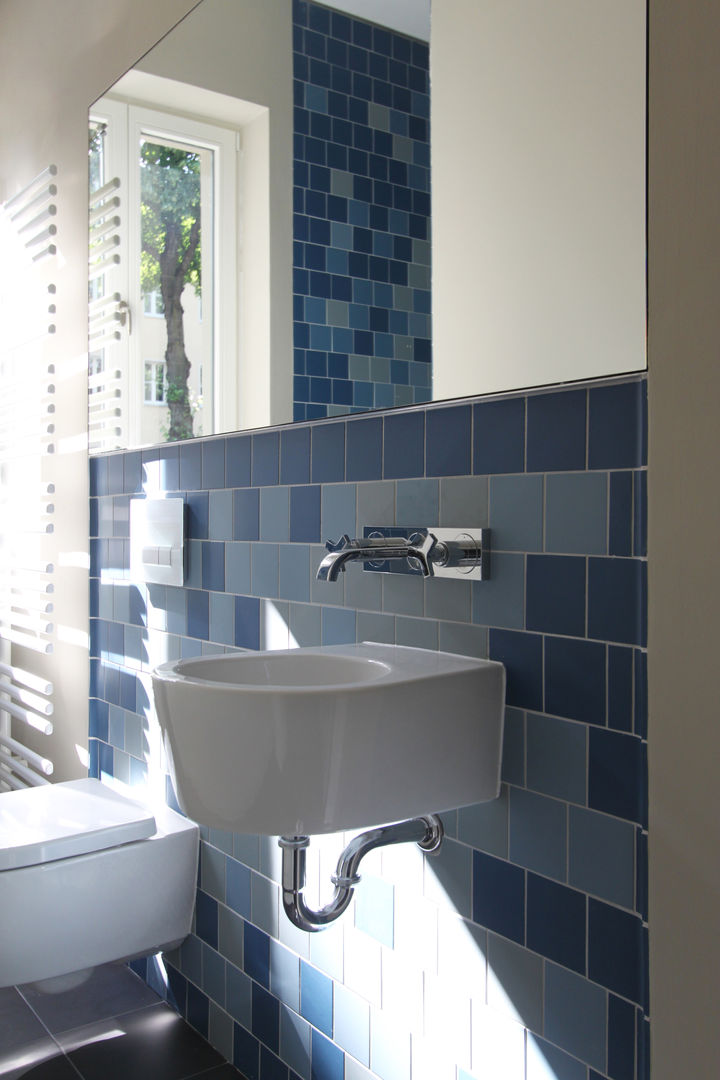 guest bathroom brandt+simon architekten モダンスタイルの お風呂 タイル villa,Berlin,restoration,modernization,bathroom mirror,small bathroom,colorful tiles,blue tiles