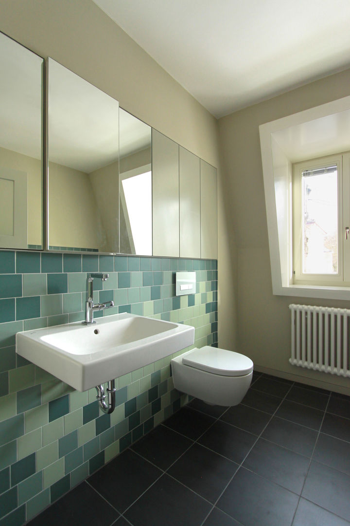 bathroom brandt+simon architekten Baños de estilo moderno Azulejos villa,Berlin,restoration,modernization,bathroom,colorful tiles,green tiles,bathroom mirror