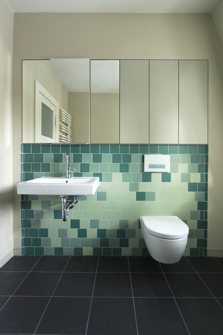 bathroom brandt+simon architekten ห้องน้ำ กระเบื้อง villa,Berlin,restoration,modernization,bathroom,colorful tiles,green tiles,bathroom mirror