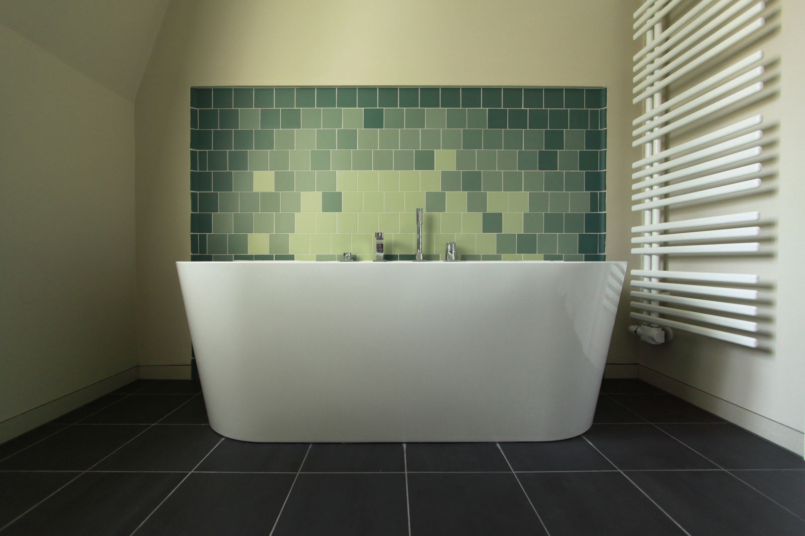 bathroom brandt+simon architekten Modern bathroom ٹائلیں villa,Berlin,restoration,modernization,bathroom,colorful tiles,green tiles,bathroom mirror