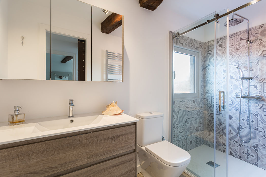 Casa de campo en Coruña, roomy showroom roomy showroom Country style bathroom