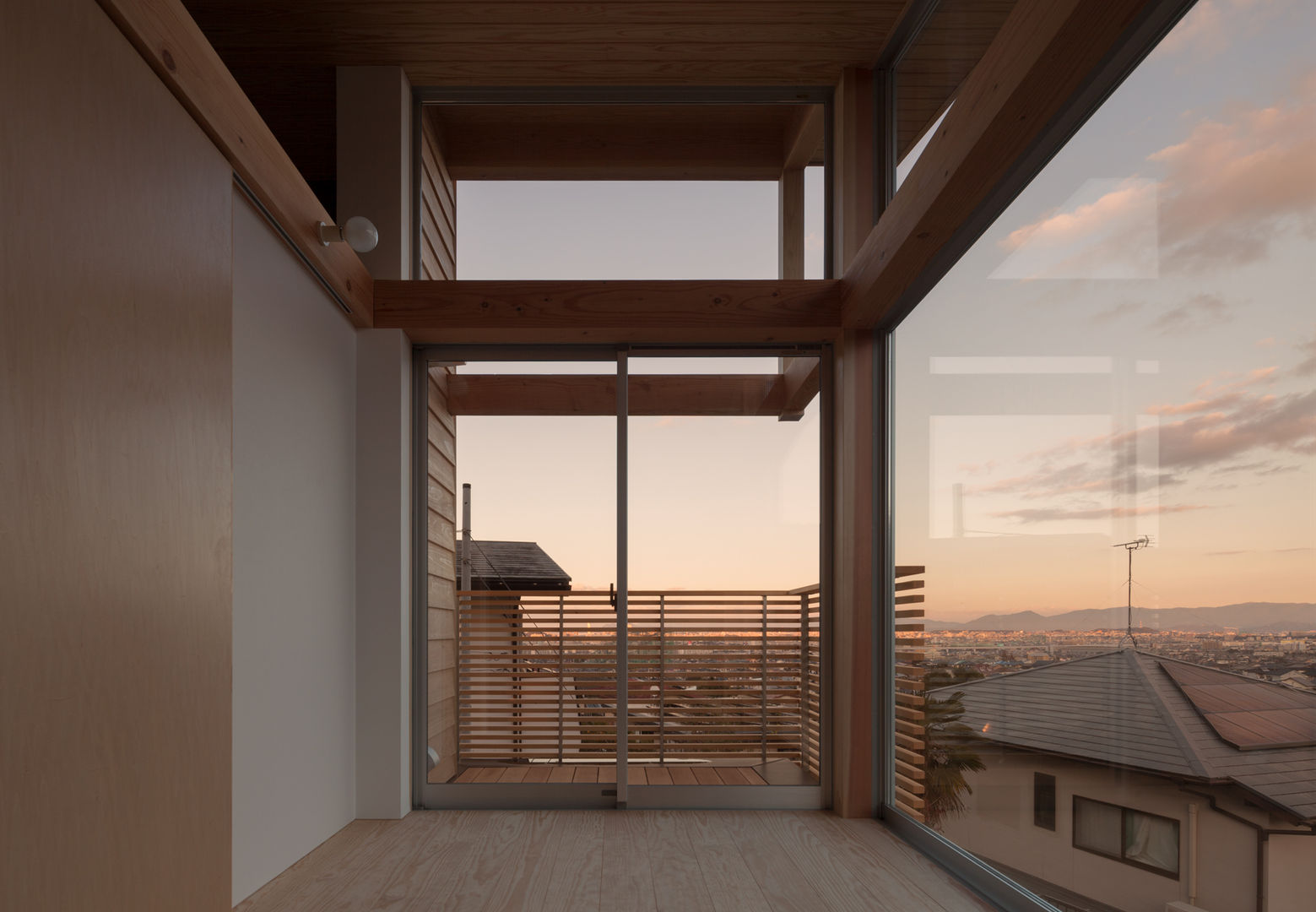 展望台の家, ろく設計室 ろく設計室 Balcones y terrazas asiáticos