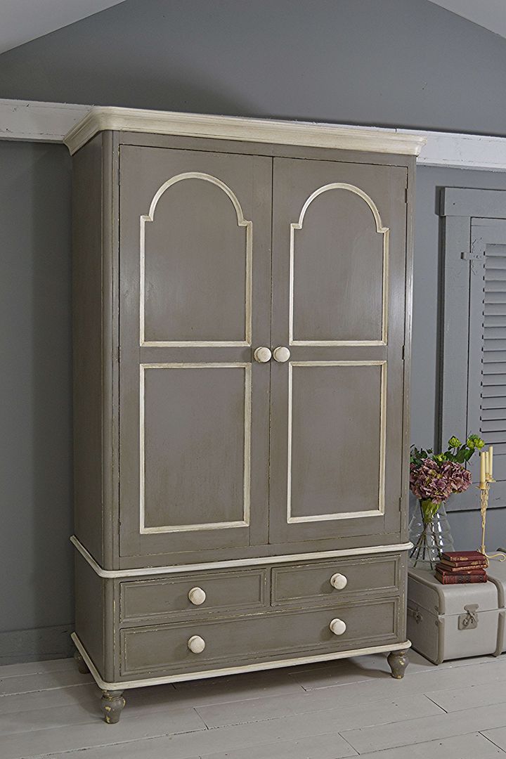 Large Shabby Chic Farmhouse Grey Wardrobe with Drawers The Treasure Trove Shabby Chic & Vintage Furniture Dormitorios de estilo rural Madera maciza Multicolor Armarios y cómodas