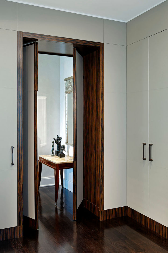 Pocket Doors Douglas Design Studio 經典風格的走廊，走廊和樓梯