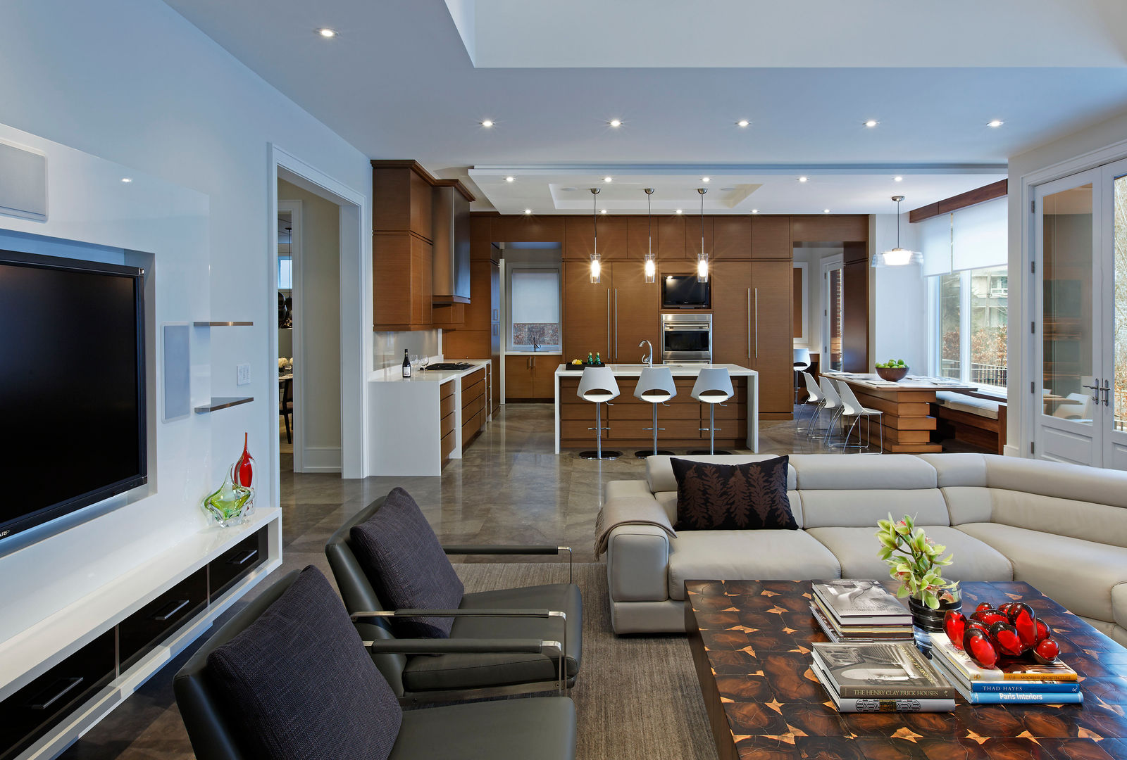 Family Room & Kitchen Douglas Design Studio 现代客厅設計點子、靈感 & 圖片
