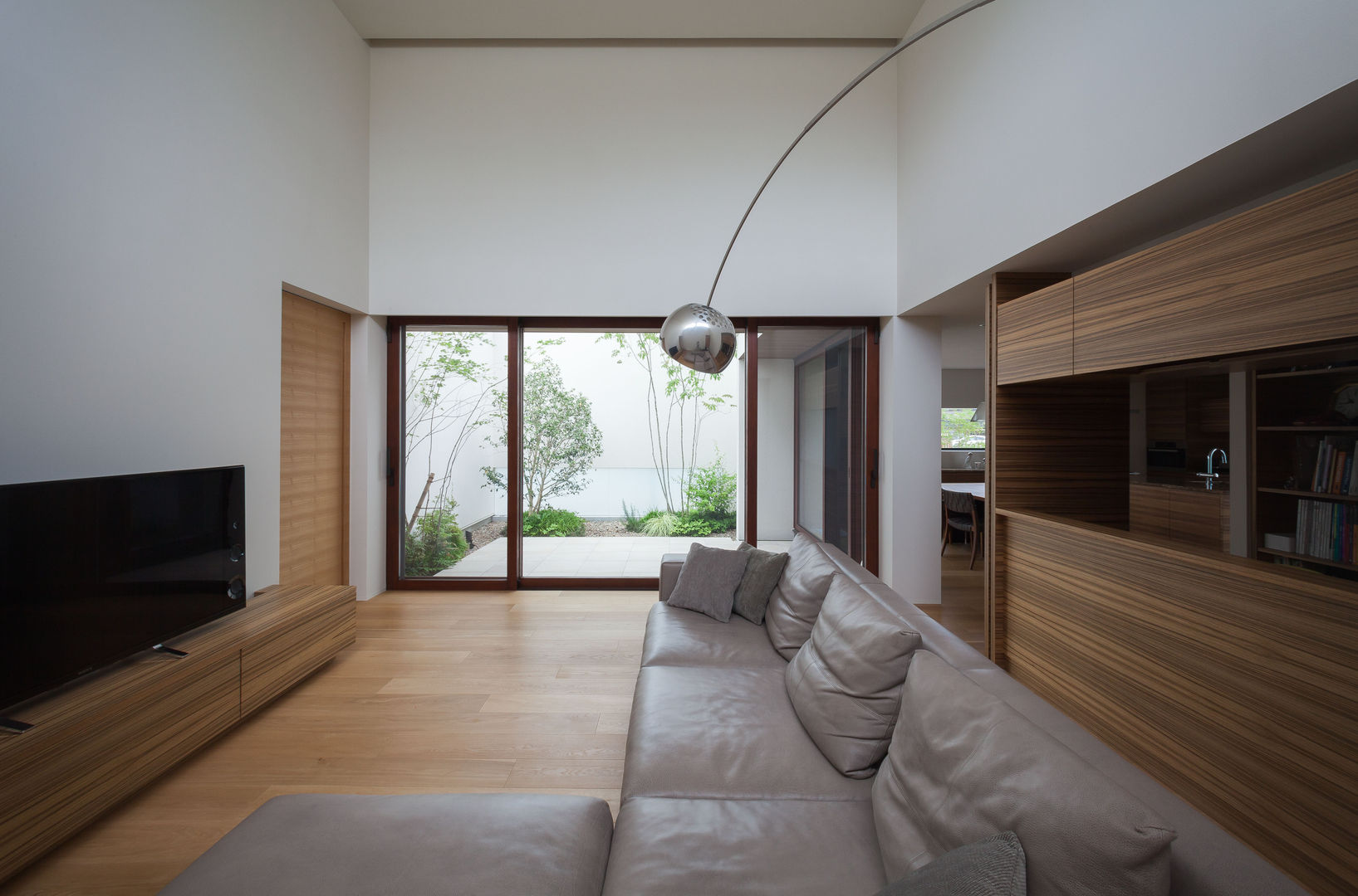 平屋建てのコートハウス, Architet6建築事務所 Architet6建築事務所 Modern Living Room Wood Wood effect